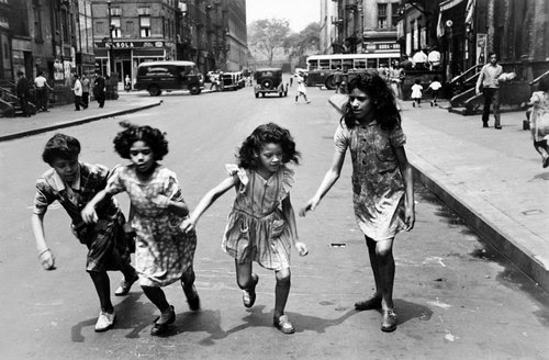 Helen+Levitt.+Four+girls+running+in+the+street.+New+York,+1950