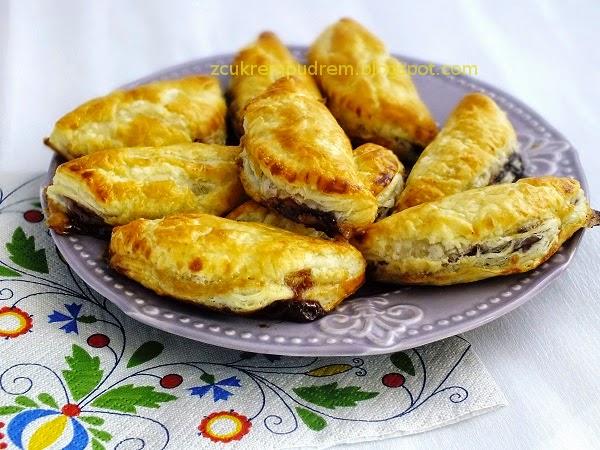 Ciasto Francuskie Z Bananem I Nutella - z cukrem pudrem: pierożki francuskie z nutellą i bananem