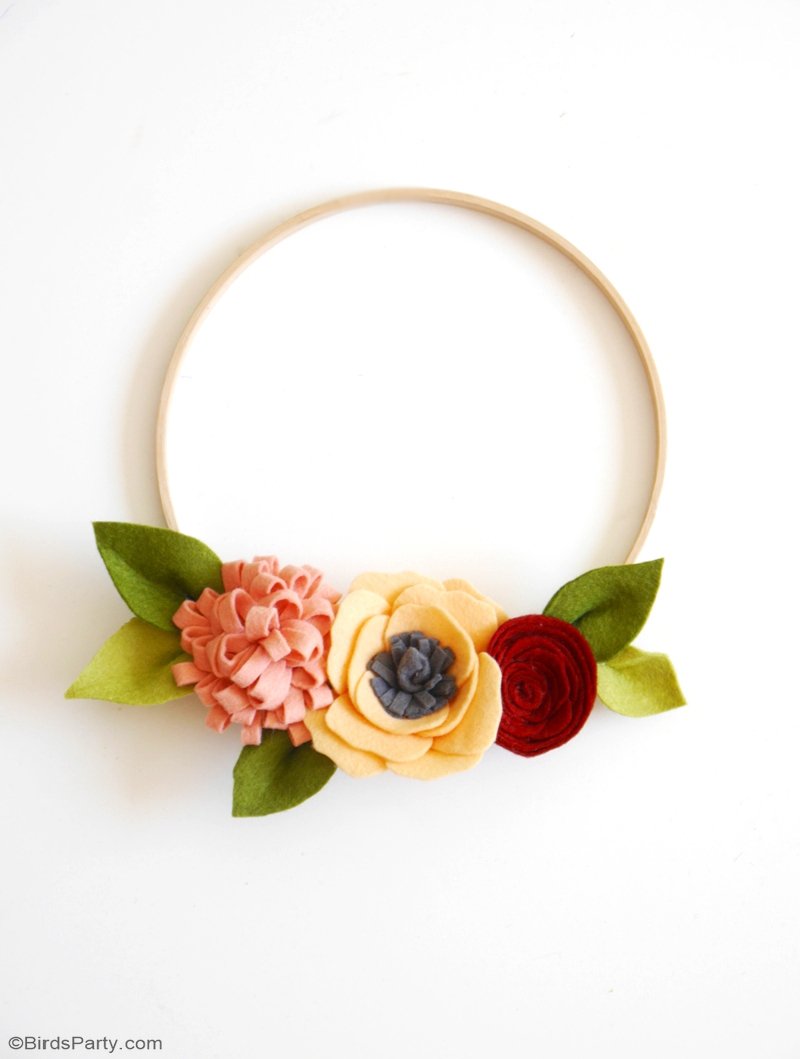 DIY Felt Flower Wreath for Fall - easy to make, these pretty autumnal decorations are ideal for the home or to embellish party tables, bars and photo booths! by BirdsParty.com @birdsparty #feltcrafts #feltflowers #fallwreath #feltwreath #fallcrafts #diywreath #diyfeltwreath #falldecor #floralwreath