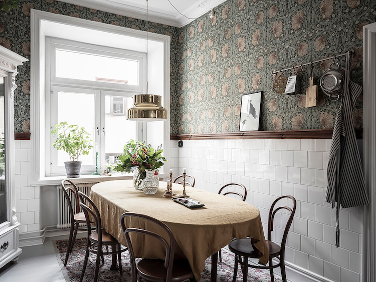 Cocina antigua y moderna en un piso nórdico