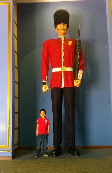 fakhri bersama the queens guard inggris museum angkut malang wisata edukasi seru di kota batu jawa timur nurul sufitri blogger mom lifestyle pegipegi liburan tempat wisata indonesia