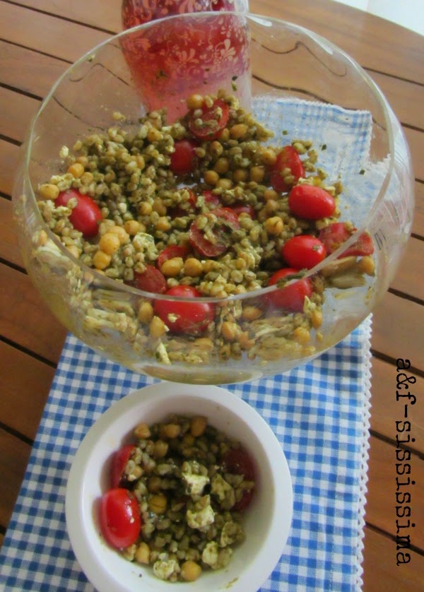 acqua e farinasississima insalata di farro con pomodori, feta, ceci di Cicireale e pesto alla
