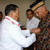 Atas Kontribusi Besarnya Walikota Padang Disematkan Lencana "Satya Bakti Pratama" 