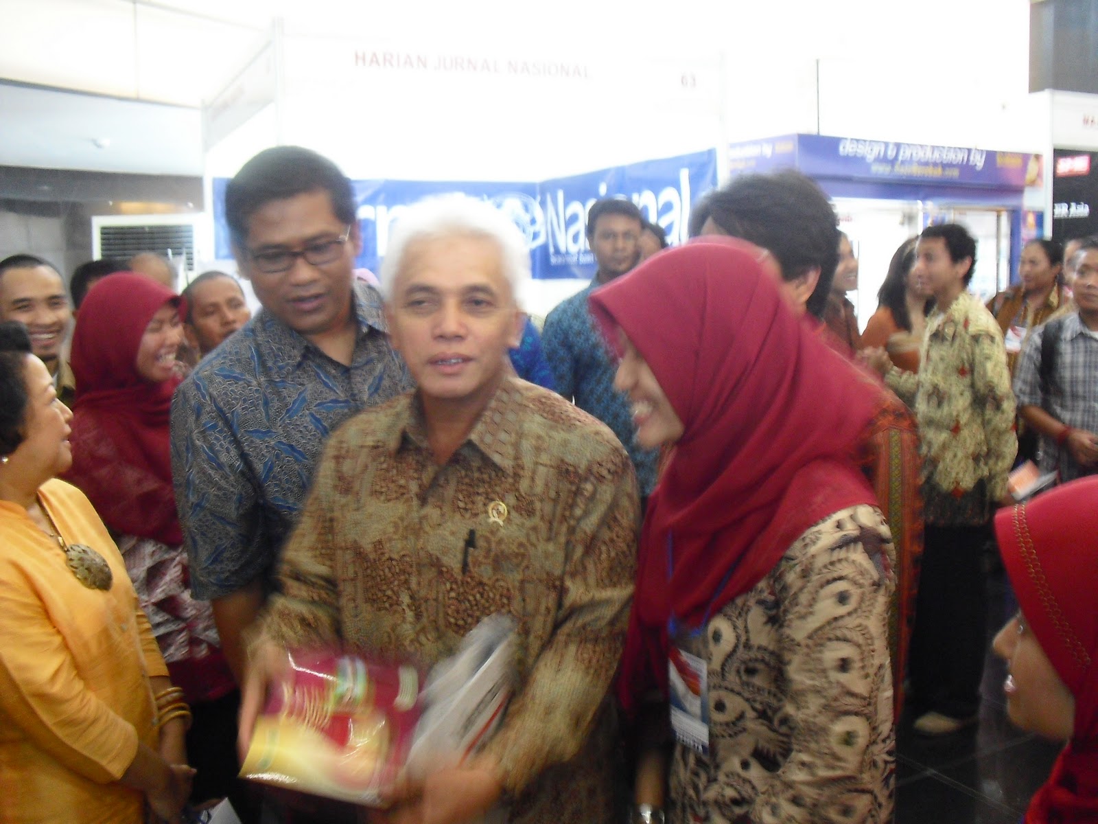 Lapis Bogor "Oleh oleh khas Bogor" Sangkuriang bersama bapak Menko