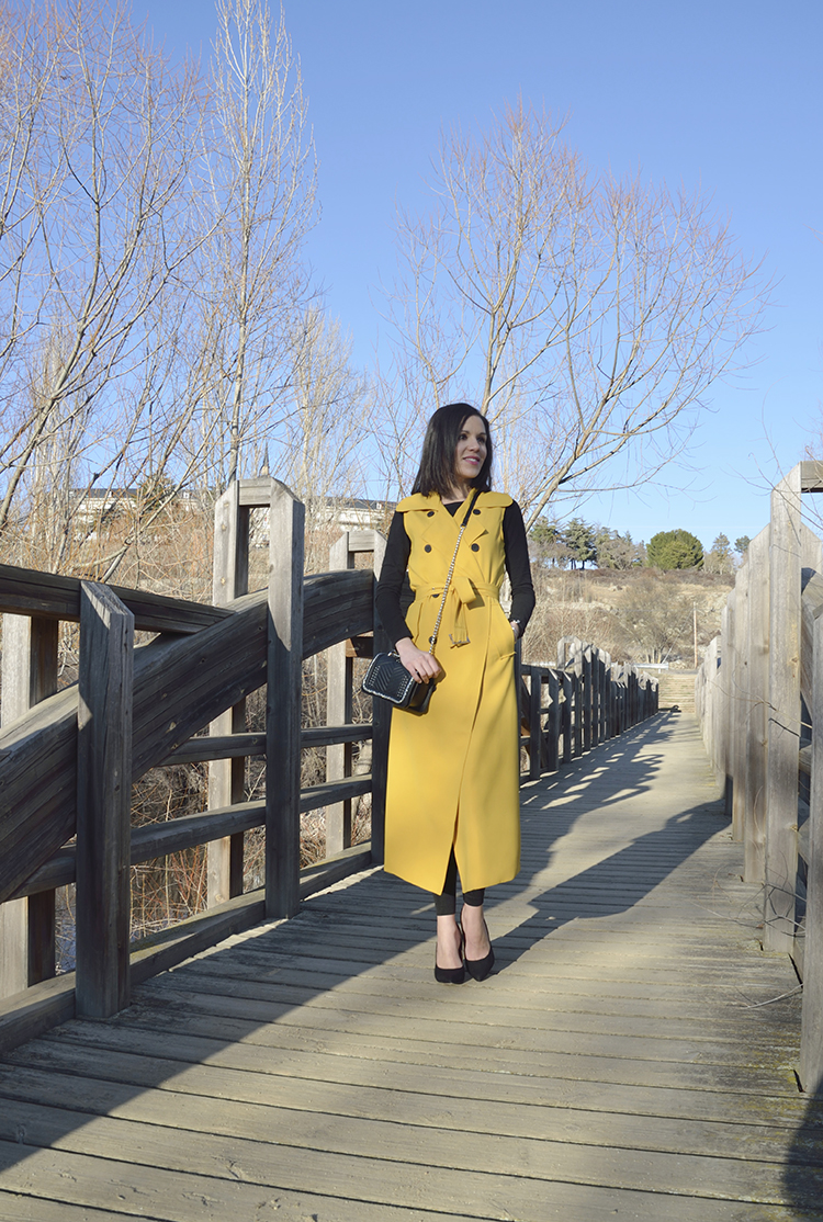 chaleco_amarillo_trends_gallery_black_outfit_look_yellow_maxi_waistcoat