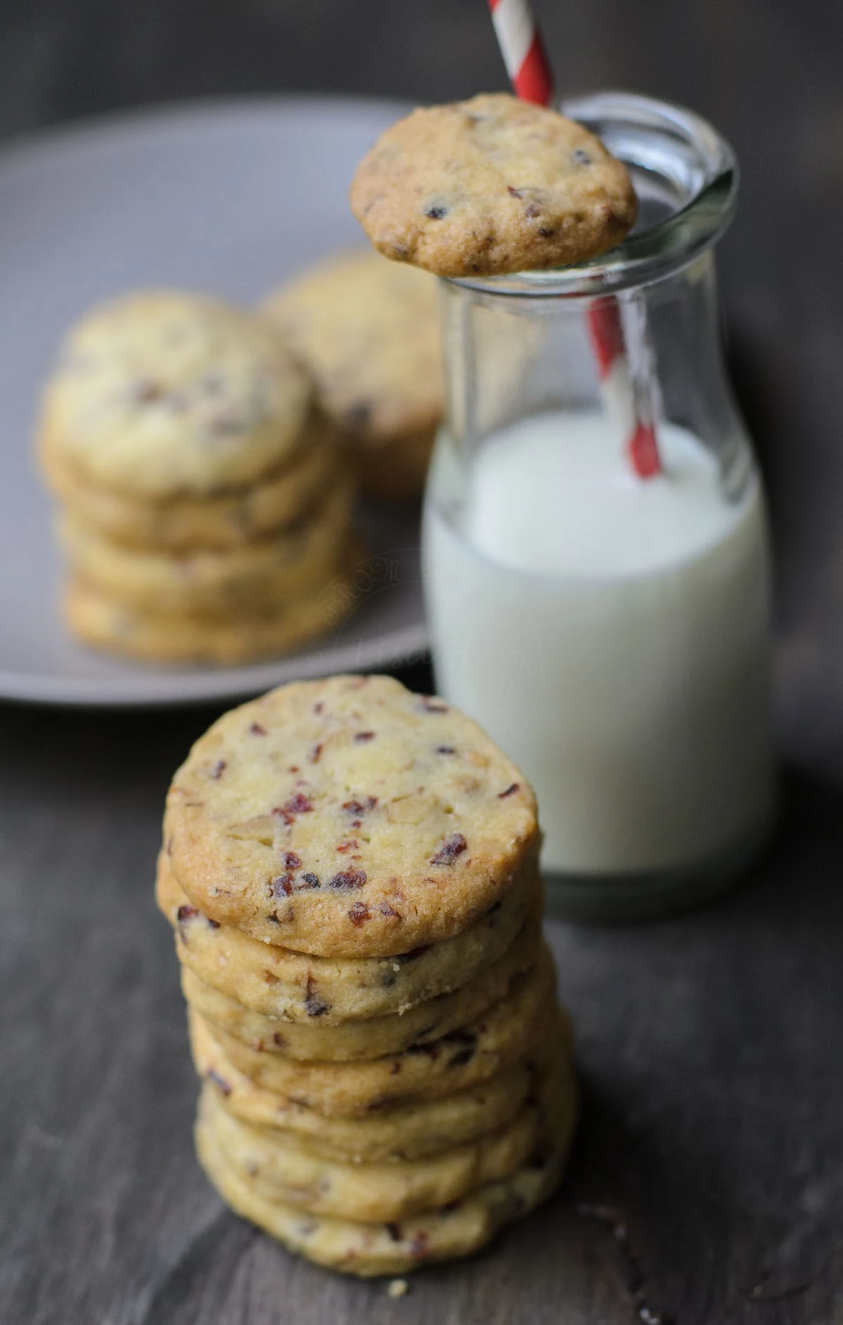 These cranberries and walnut cookies makes an excellent gifts for families and friends this Christmas.