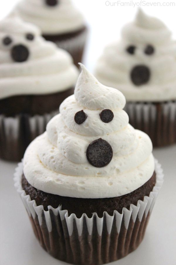 Marshmallow Ghost Cupcakes | Halloween and desserts go hand-in-hand. So dress your desserts up to this Halloween. Check out these 21+ Best Halloween Inspired cupcakes for spooky Halloween. | delicious halloween desserts | scary desserts halloween | halloween sweets desserts | fun halloween desserts | best halloween desserts #desserts #cupcakes #sweets