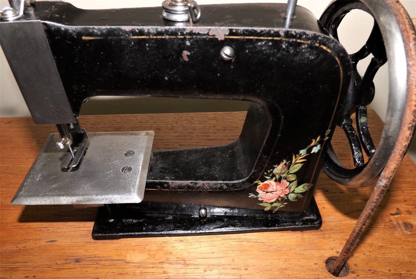ANTIQUE and VINTAGE SEWING MACHINES WANTING a NEW HOME!! CHILD'S TOY