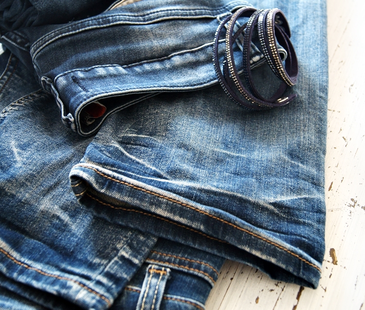 Blog & Fotografie by it's me! - Blue Jeans und blaues Glitzerarmband auf einem Shabby Tisch