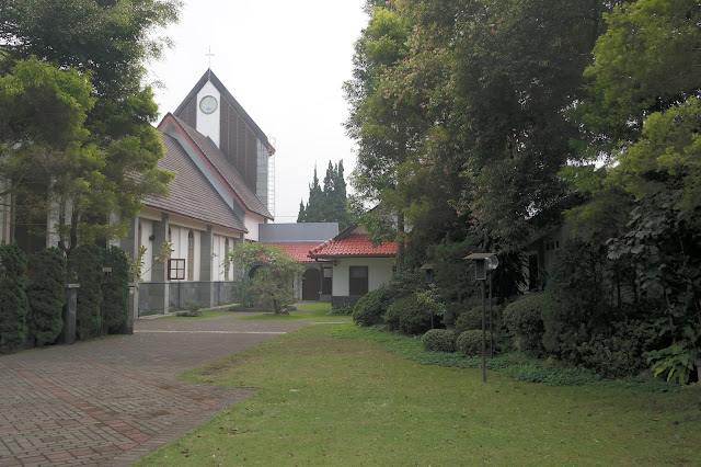 Ternyata Bandung Punya Gua Maria Karmel yang Begitu Hening