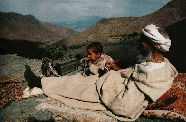 شيخ مغربي مع ابنه في قمة الجبال الأمازيغية 