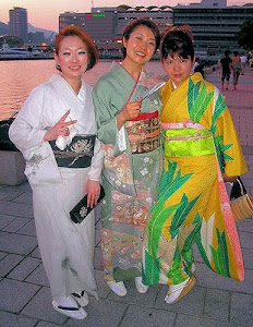 girls in kimono
