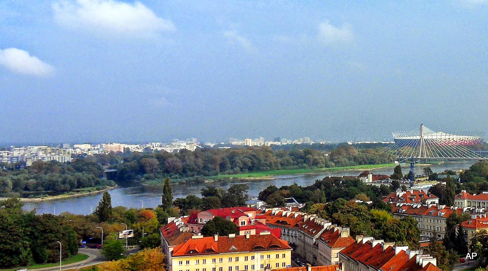 Blick auf die Prager Stadtteile und die Nationalstadion auf der anderen Seite des Flusses
