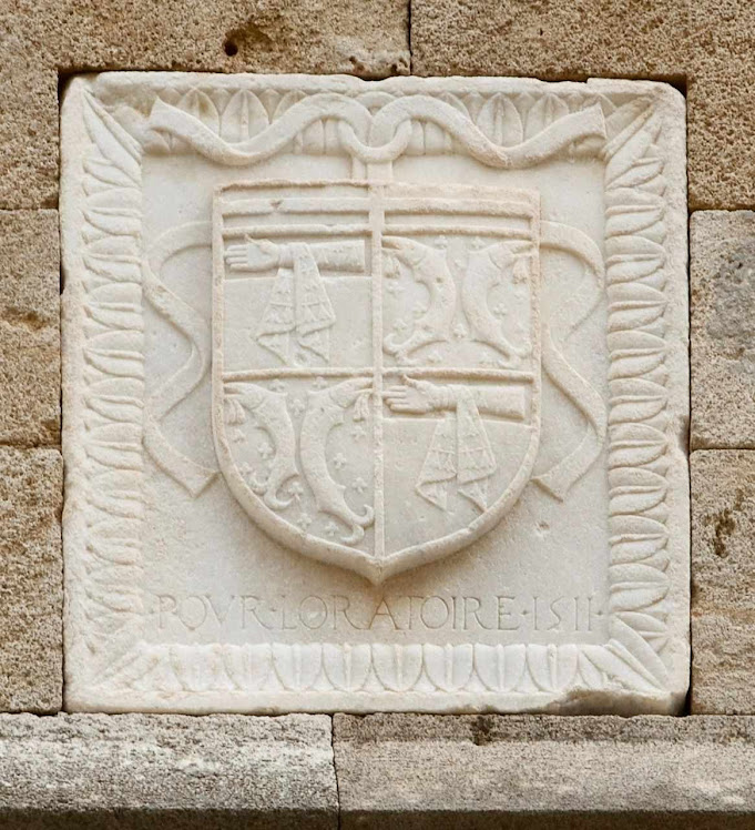 O escudo do Grão Mestre ainda perdura nos muros de Rodas O escudo do Grão Mestre ainda perdura nos muros de Rodas