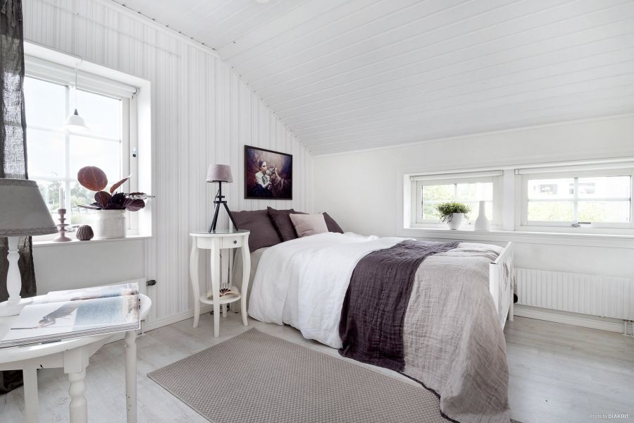 Drewniany domek w bieli i szarościach, wystrój wnętrz, wnętrza, urządzanie mieszkania, dom, home decor, dekoracje, aranżacje, scandi, styl skandynawski, scandinavian style, sypialnia, bedroom, IKEA