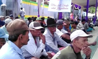 Ratusan Tukang Becak dan Kaum Dhuafa Serbu Pendapa Gresik 