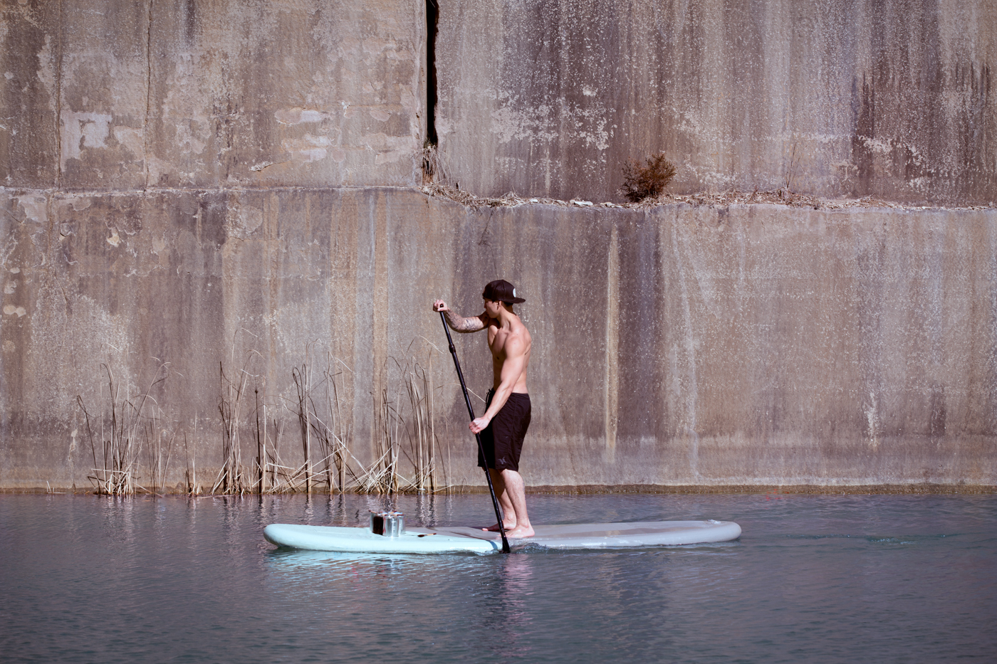 Artist Paints Murals of Women While Floating on a Surfboard Artist Paints Murals of Women While Floating on a Surfboard