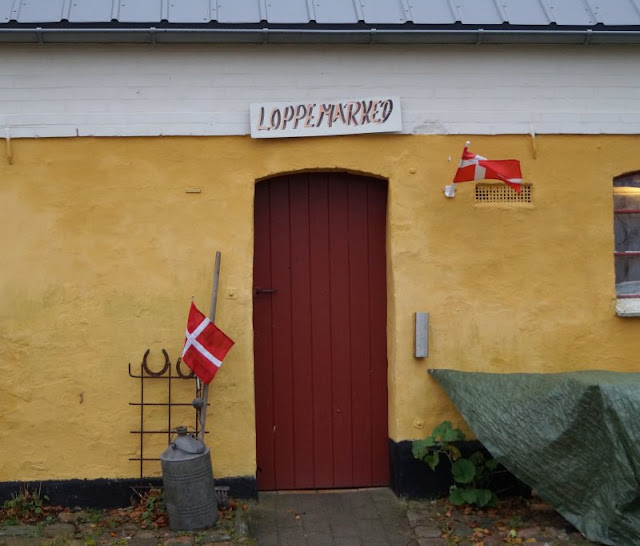 15 kleine dänische Dinge, die mich rundum glücklich machen. Bei der gelben Farbe der Häuser und den zauberhaften Schildern in dänischer Sprache macht schon der Anblick glücklich!