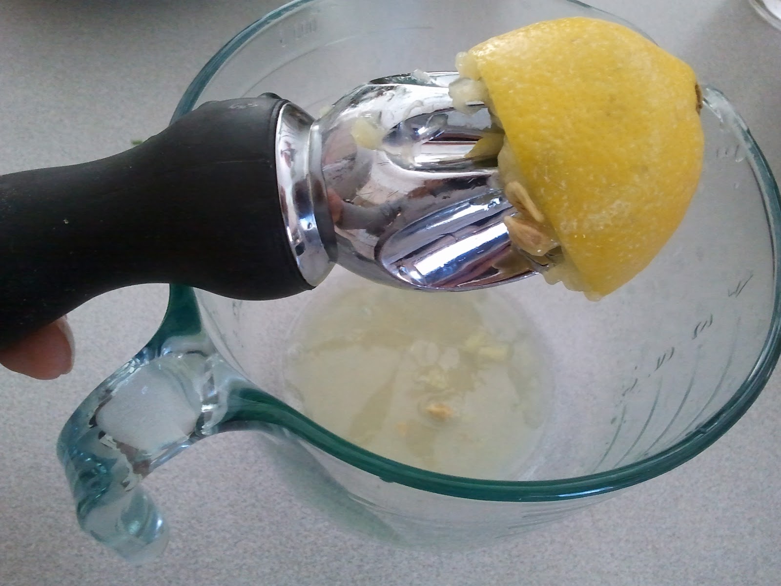 Effortnesslessly Handheld Juicer