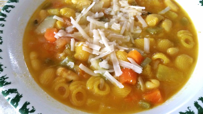 Una completa sopa con pasta y alubias