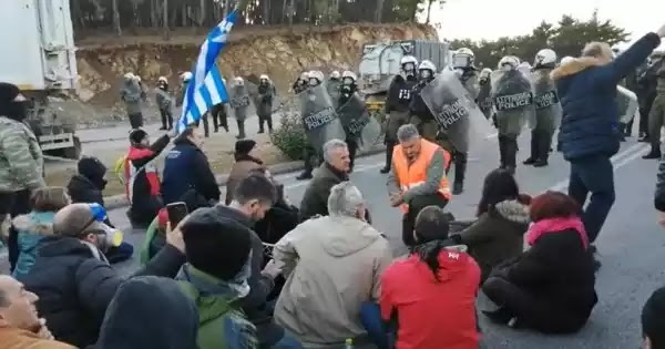 Βίντεο: Οι κάτοικοι της Λέσβου τραγουδούν τον Εθνικό Ύμνο μπροστά στα ΜΑΤ Βίντεο: Οι κάτοικοι της Λέσβου τραγουδούν τον Εθνικό Ύμνο μπροστά στα ΜΑΤ