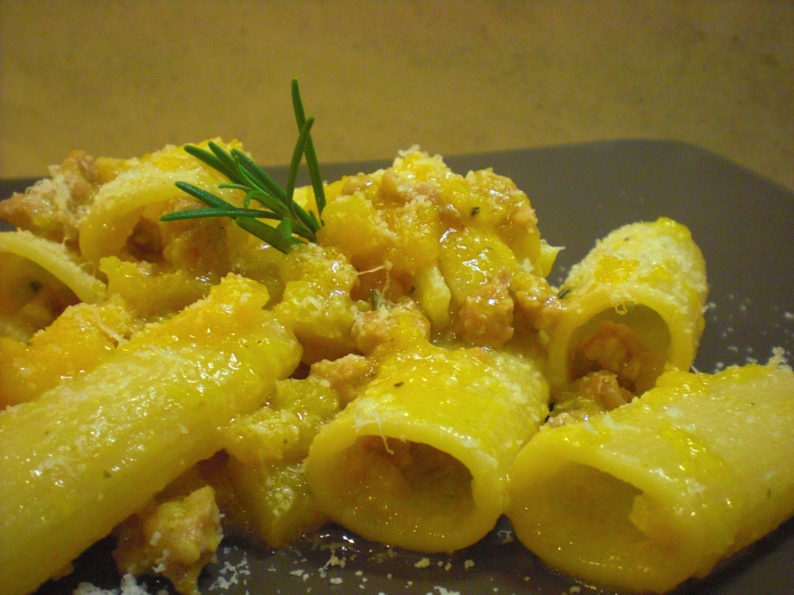 Un amore di cucina Rigatoni con zucca, salsiccia e rosmarino