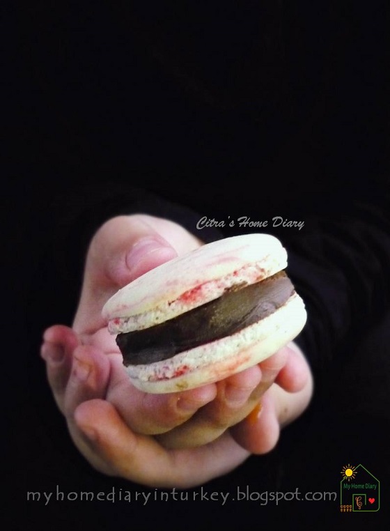 My Basic French Macarons with Chocolate caramel Filling| Çitra's Home Diary. #macaronsrecipe #frenchmacarons #cookiesrecipe #chocolateganache #caramelmacaronsfilling #dessert #caramelfrosting