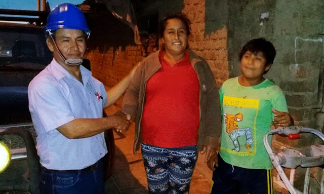 Niño estudia con alumbrado púbico La electricidad que se gestiona para el hogar de un niño que estudia en la calle