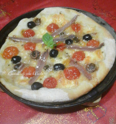 pizza con alici pomodorini mozzarella e olive nere