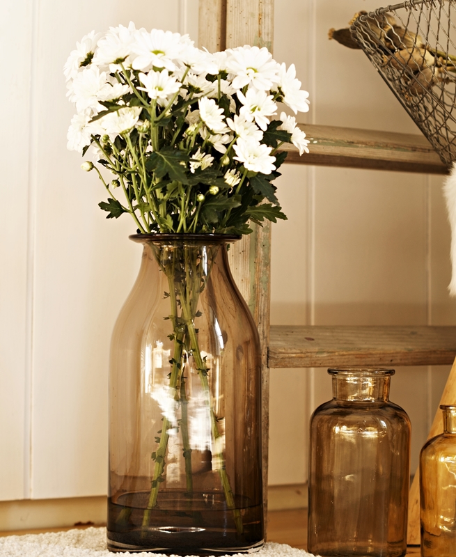 Blog + Fotografie by it's me! - weiße Chrysanthemen in brauner Glasvase mit Deko