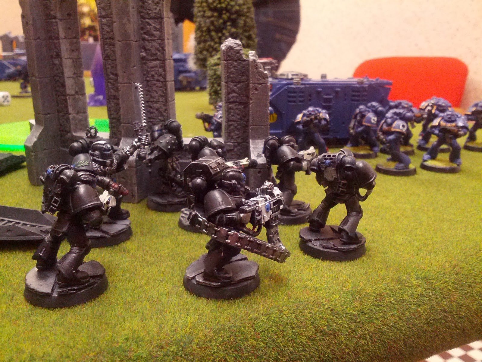 Mikeymajq's Warhammer Iron Hands vs. Ultramarines 1500 pts