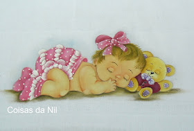 fralda pintada para menina com bebe deitada e ursinho
