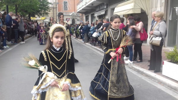 Il Corteo delle 7 Chiavi d'Argento apre in un bagno di folla il Perdono.Video-