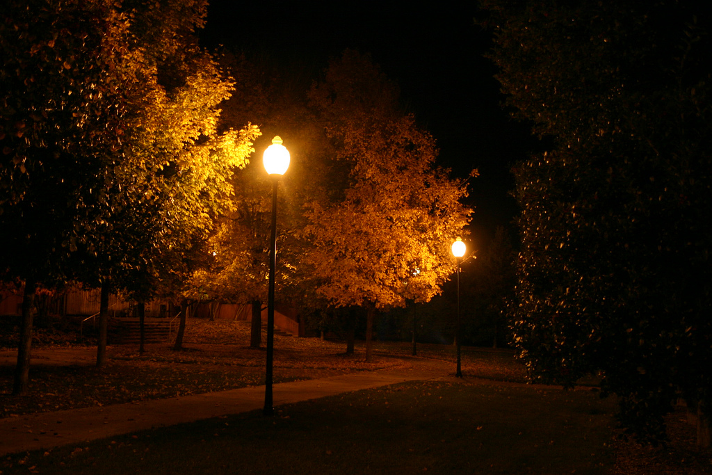 Темным осенним вечером. Осенняя ночь. Осень ночь. Осень ночью фото. Ивантеевка ночь.