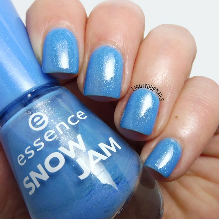 Smalto azzurro Essence Goofy Blue (Snow Jam Trend Edition) blue nail polish
