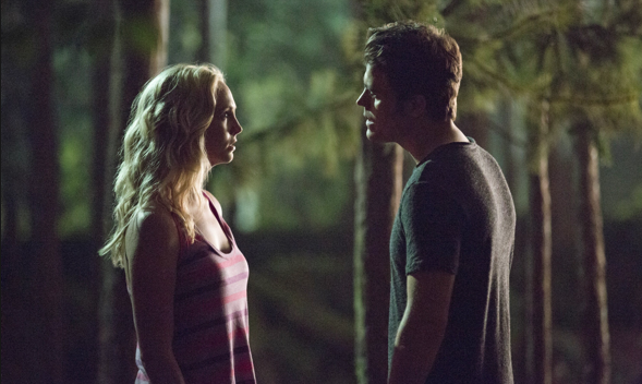 Caroline y Stefan en una romántica escena