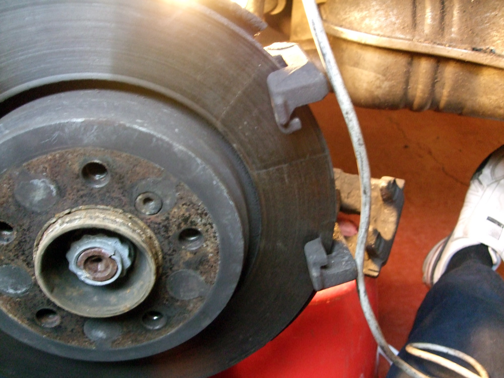 BMW E46 Rear Brake Discs and Pads Replacement