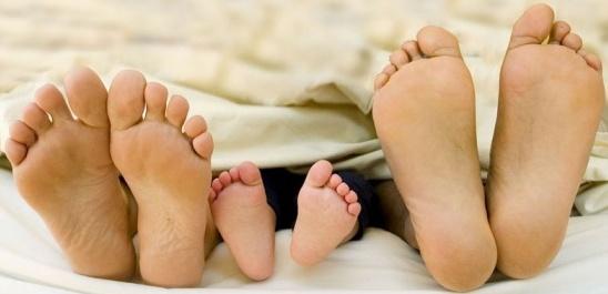 PIES DE UNA FAMILIA Foto de los pies de una familia