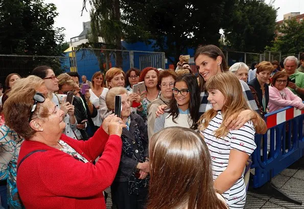 Queen Letizia wore Hugo Boss Floriza gingham wool blend knit top and Boss cotton trouser, Magrit pumps