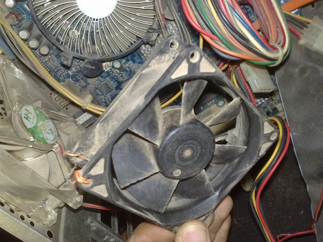 Kipas prosessor yang sudah rusak/mati Kipas prosessor yang sudah rusak/mati