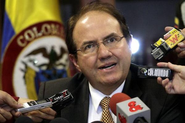 el fallecido Javier Suárez Corzo, hermano del condenado hermano de Cúcuta Ramiro Suárez, aseguró que le envió 800 millones de pesos al magistrado Leonidas Bustos para que ayudara a su pariente. La Otra Cara