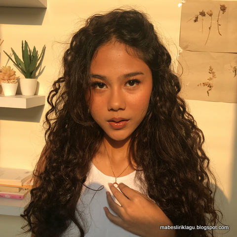 Nadin Amizah - Rumpang Nadin Amizah - Rumpang Lirik
