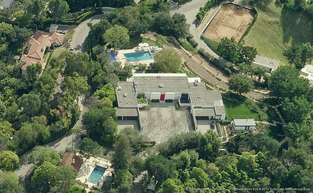 Jennifer Anistons House A closer view of the red door to the mansion. These images are prior to the renovation of Aniston's mansion