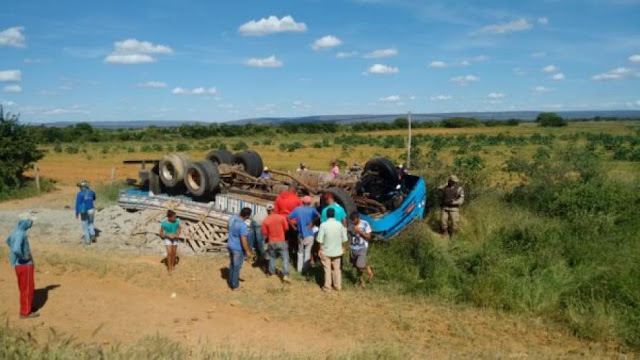 Motorista morre após perder controle de caminhão em Cafarnaum