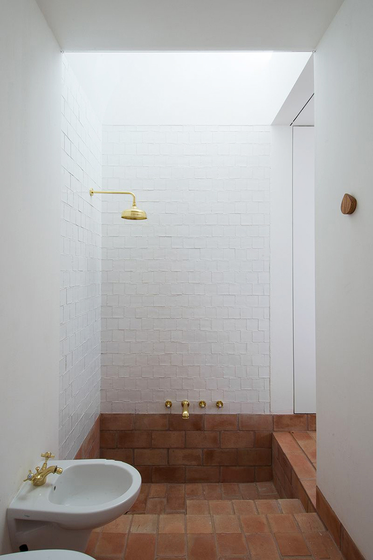 Impressive recessed bathtub with terra cotta tiles My Paradissi