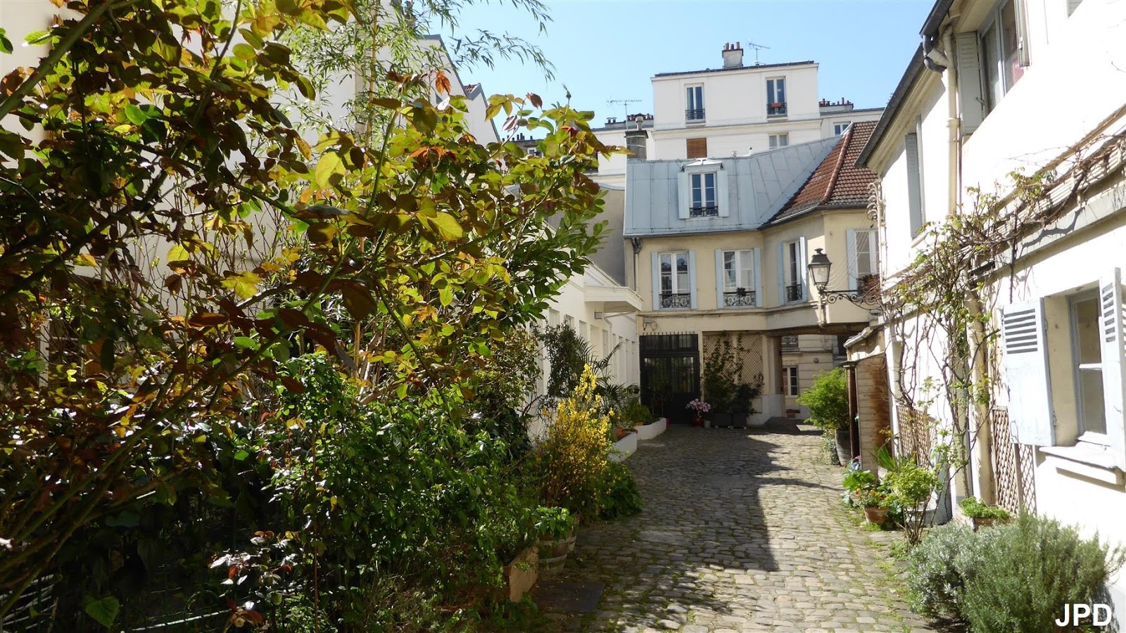 Parisbiseart Une cour... rue de Charenton