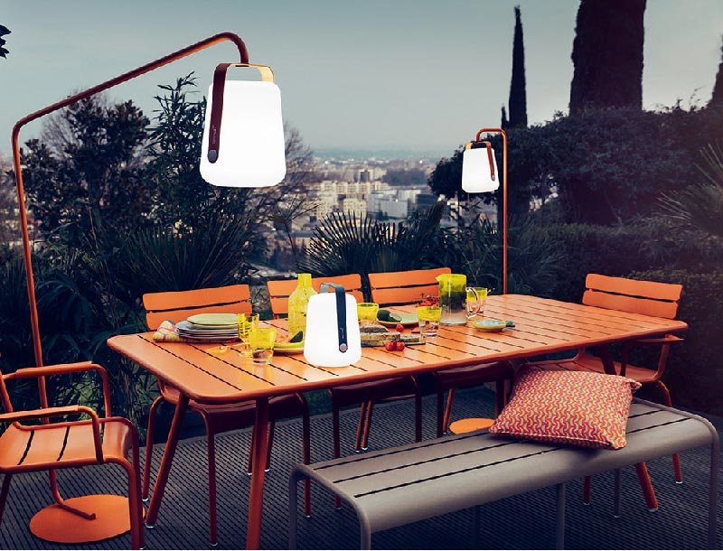 Arredare il giardino o la terrazza per tutte le stagioni Lampada BALAD e set giardino di FERMOB