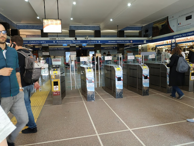 Les portiques d'accès au métro à la station Colosseo