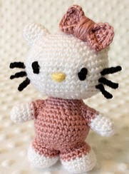 http://web.archive.org/web/20140119131930/http://www.littlestickyfingers.com/patterns/2013/4/25/hello-kitty-doll