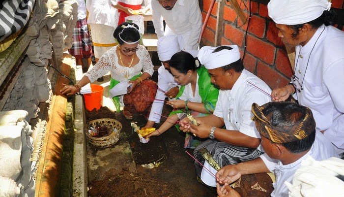Bupati Eka Puji Gotong Royong Warga Bangun Pura Rp1,2 M